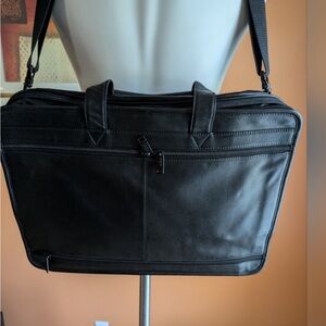 Tumi like new classic Leather Bag